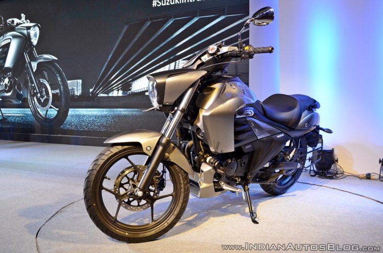 Suzuki Intruder 150 front angle view