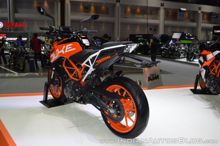 2017 KTM 390 Duke rear left quarter
