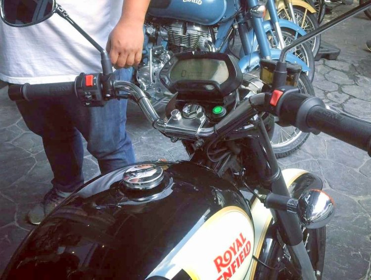 Electric Royal Enfield Classic 500 spotted instrument cluster