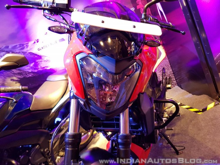 2018 Bajaj Dominar 400 unveiled red headlight