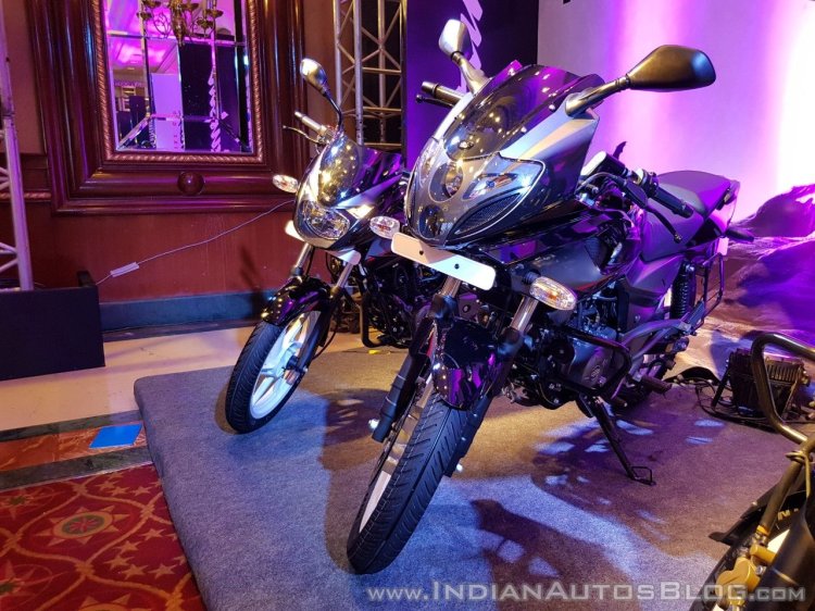 2018 Bajaj Pulsar 220F Black Pack Edition front left quarter