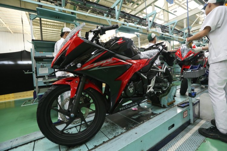 2018 Honda CBR150R Red press factory front left quarter