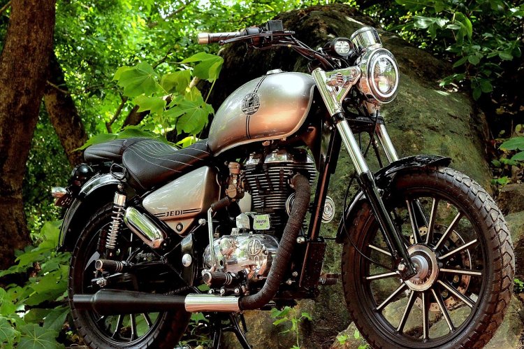 Royal Enfield Thunderbird 350 Stellar front right quarter closeup