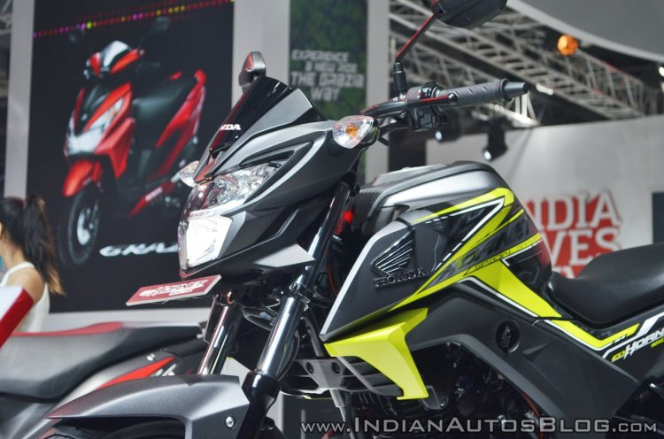 2018 Honda CB Hornet 160R tank extensions at 2018 Auto Expo