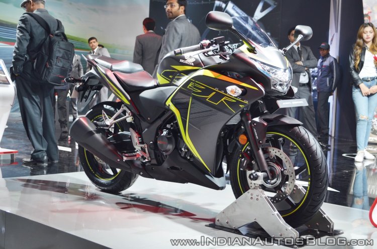 2018 Honda CBR250R front right quarter at 2018 Auto Expo