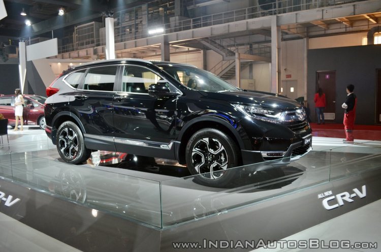 2018 Honda CR-V front three quarters right side at Auto Expo 2018