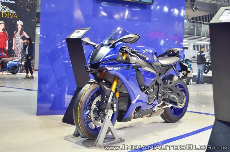 2018 Yamaha YZF-R1 front left quarter at 2018 Auto Expo
