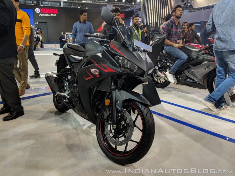 2018 Yamaha YZF-R3 Black front at 2018 Auto Expo