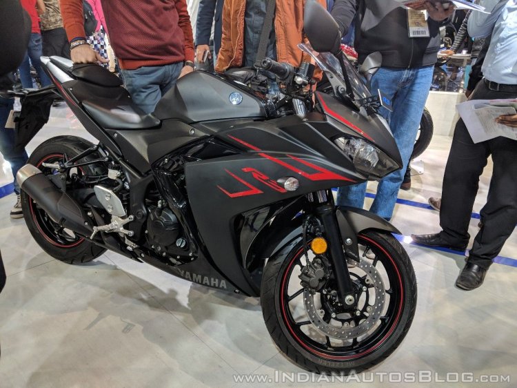 2018 Yamaha YZF-R3 Black front right quarter