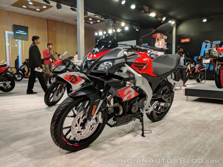 Aprilia Tuono 150 front left quarter at 2018 Auto Expo