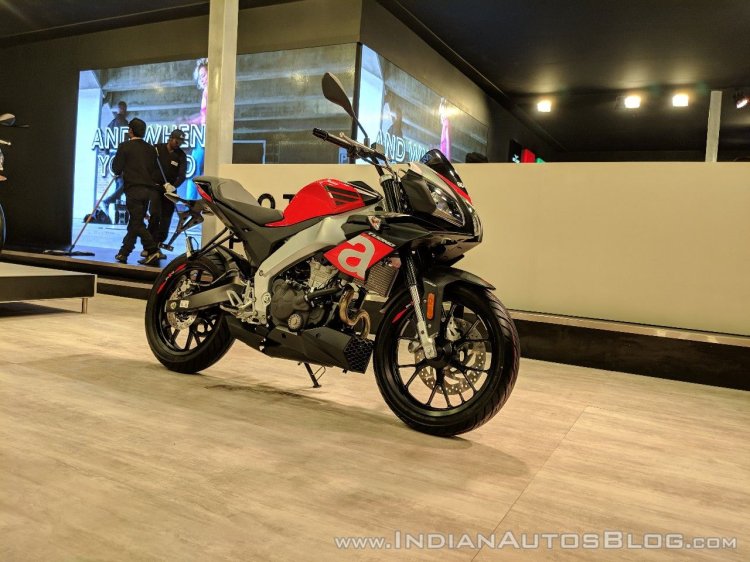 Aprilia Tuono 150 front right quarter at 2018 Auto Expo
