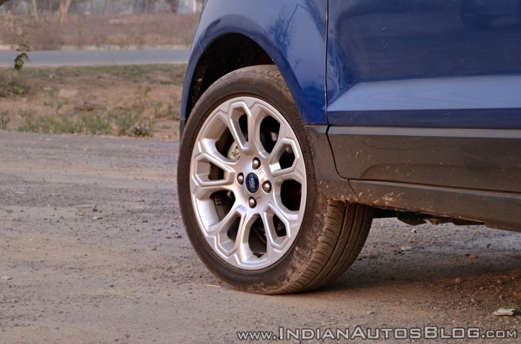 Ford EcoSport Petrol AT review alloy
