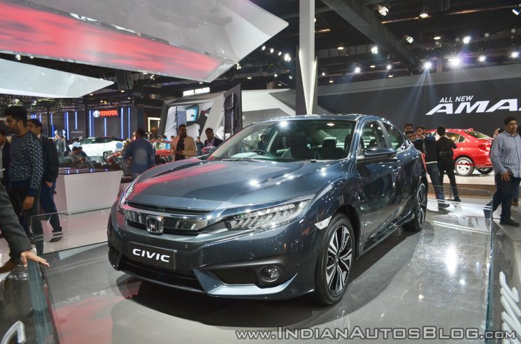Honda Civic front three quarters at Auto Expo 2018