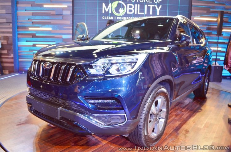 Mahindra Rexton front three quarters at Auto Expo 2018