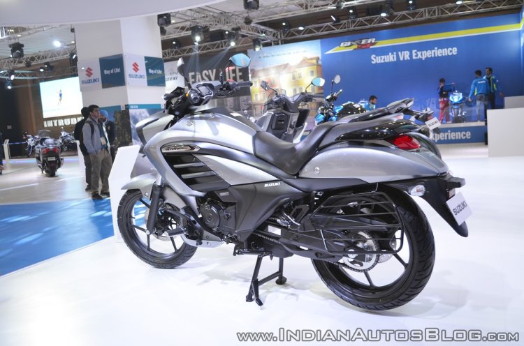Suzuki Intruder 150 FI rear left quarter at 2018 Auto Expo