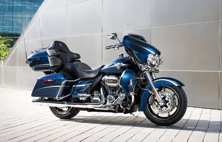 2018 Harley-Davidson CVO Limited press front right quarter