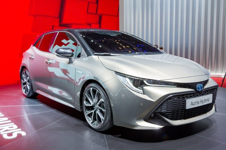 2018 Toyota Auris Hybrid front three quarters at the 2018 Geneva Motor Show