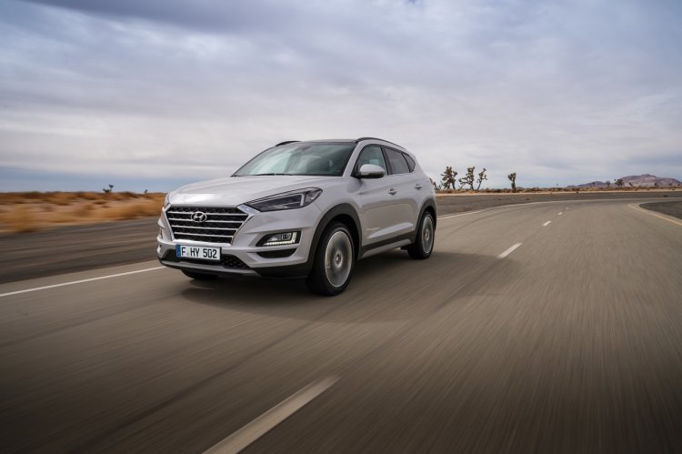 2019 Hyundai Tucson (facelift) front three quarters dynamic