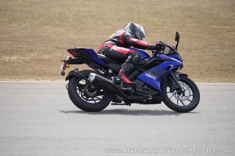 Yamaha YZF-R15 v3.0 track ride review right side action
