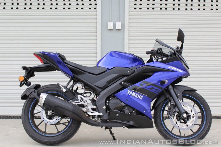 Yamaha YZF-R15 v3.0 track ride review right side