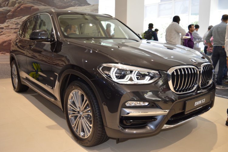 2018 BMW X3 Black Sapphire front three quarters