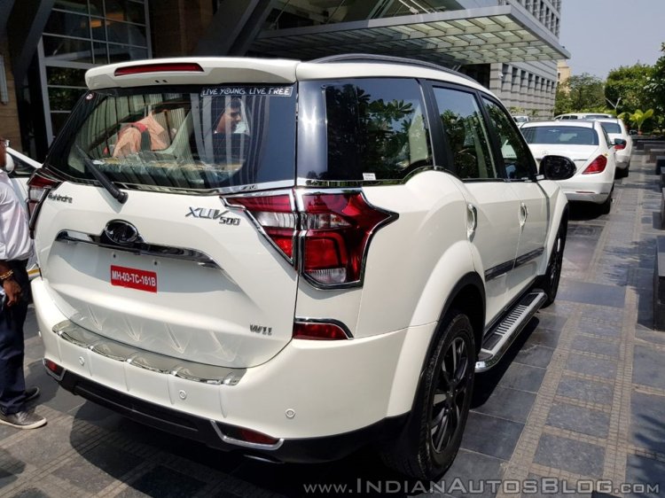 2018 Mahindra XUV500 accessorized