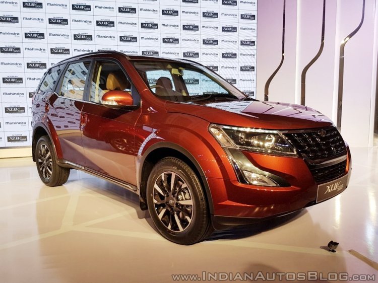 2018 Mahindra XUV500 facelift front three quarters