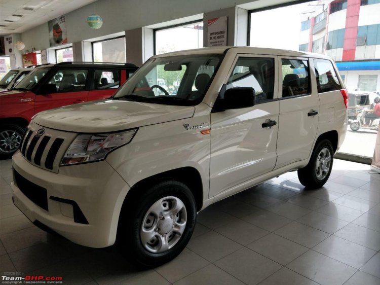 Mahindra TUV300 Plus spotted at a dealership