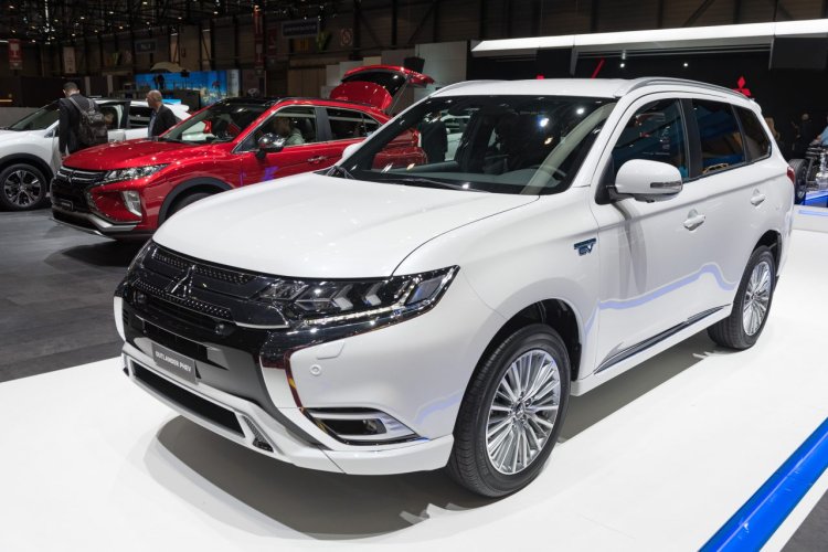 2019 Mitsubishi Outlander PHEV (facelift) front three quarters at GIMS 2018