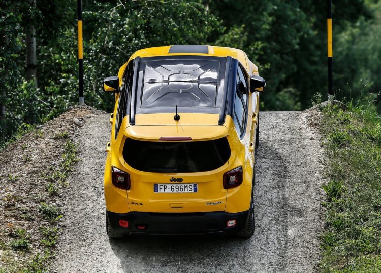 2019 Jeep Renegade Trailhawk rear top view