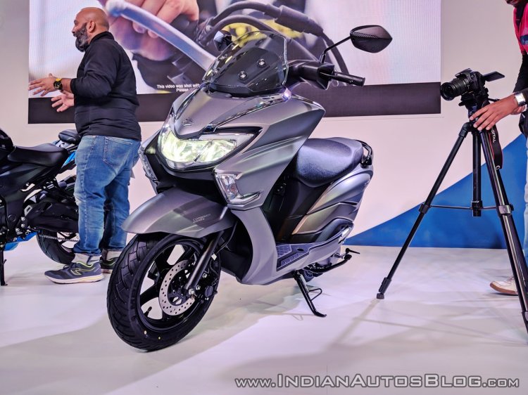 Suzuki Burgman Street front three quarters