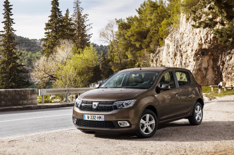 2017 Dacia Sandero Stepway front three quarters