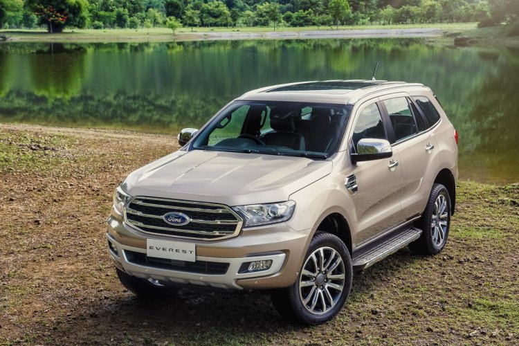 Facelifted Ford Everest (Facelifted Ford Endeavour) front three quarters elevated view