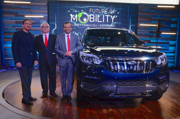 Mahindra Rexton front at Auto Expo 2018