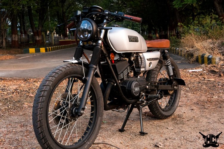 Modified Yamaha RX 135 ‘Tarak’ brat café racer by Hindustan Customs