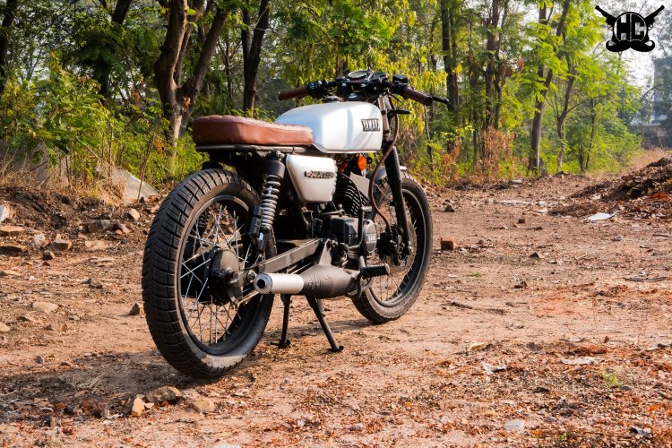 Modified Yamaha RX 135 ‘Tarak’ brat café racer by Hindustan Customs