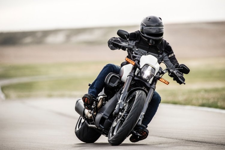 Harley Davidson FXDR 114 dynamic front right quarter