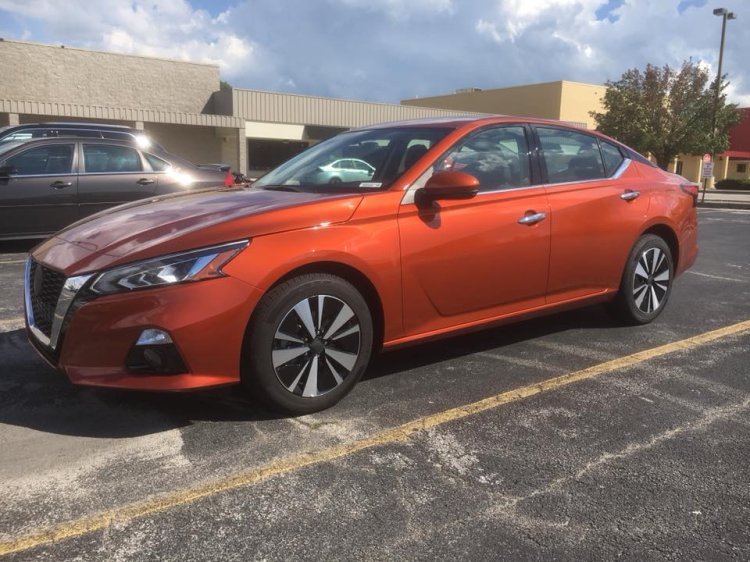 2019 Nissan Altima Sr Front Three Quarters Left Si