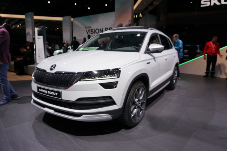 Skoda Karoq Scout Iab Photos Left Front Quarter
