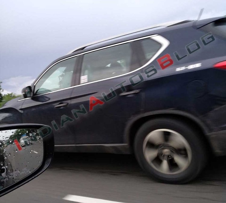 Mahindra Rexton Images Side Profile Action Shot