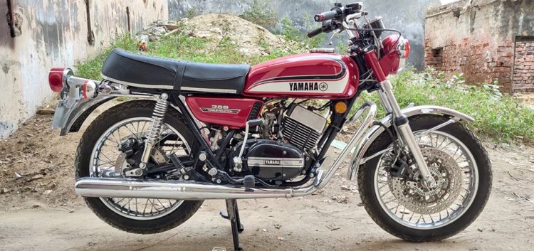 Modified Yamaha RD350 with dual disc brakes & Suzuki Intruder's ABS