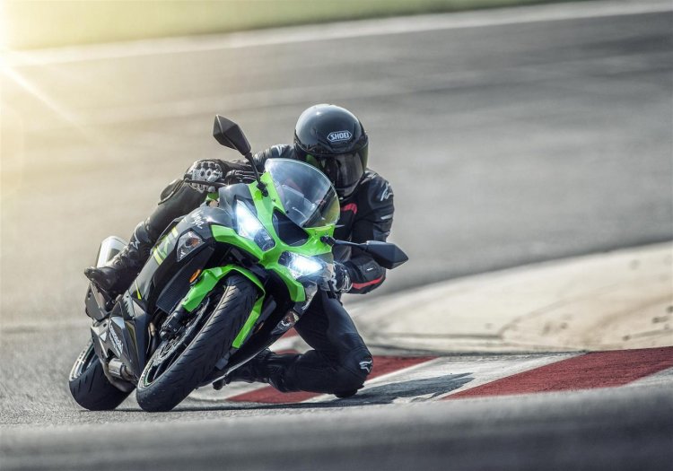 2019 Kawasaki Ninja ZX-6R Dynamic Front Quarter