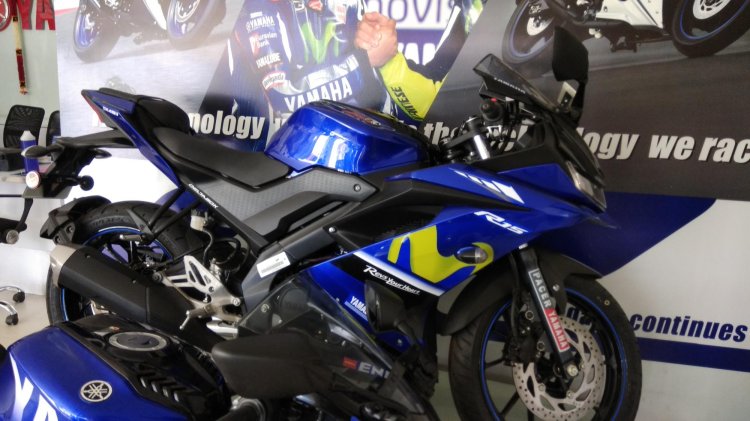 Customised Yamaha R15 Movistar Graphics Side Profile