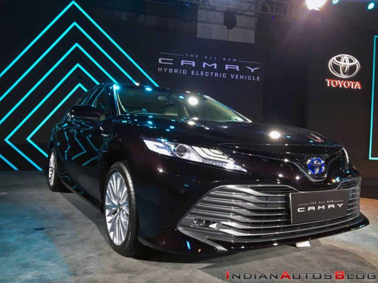 2019 Toyota Camry Hybrid Image Front Three Quarter
