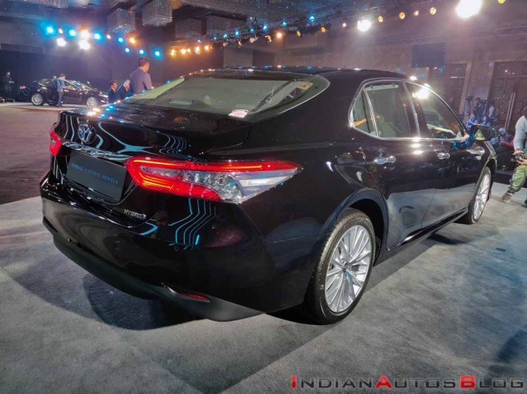 2019 Toyota Camry Hybrid Image Rear Three Quarter