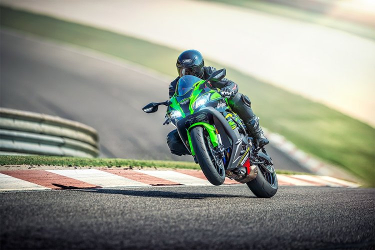 2020 Kawasaki Ninja Zx 10r Action Shots Left Front