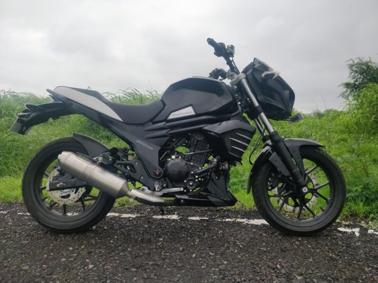 2019 Mahindra Mojo Abs Black Side Profile