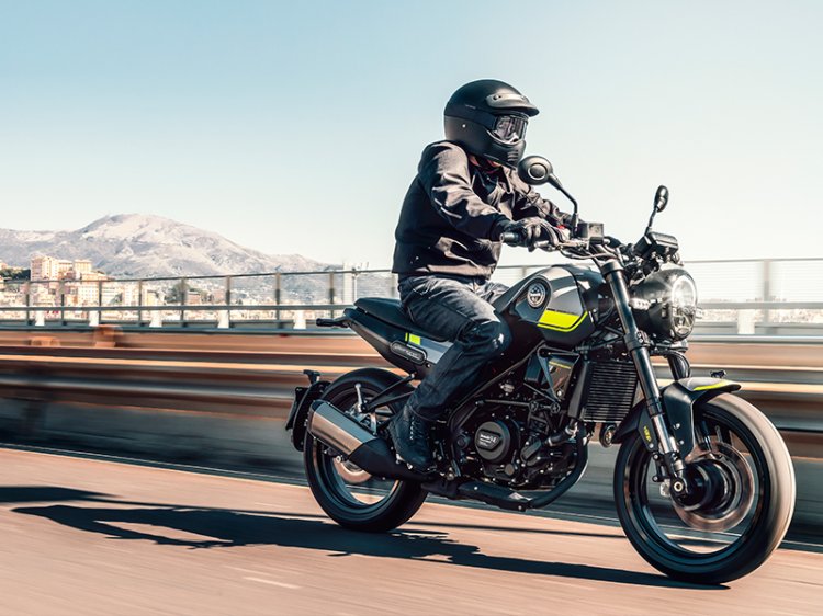 Benelli Leoncino 250 Front Three Quarter Motion