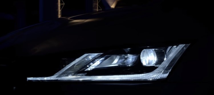 Light show: Skoda Octavia again ahead of debut next week [Video]