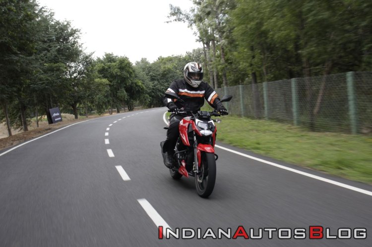 Bs Vi Tvs Apache Rtr 160 4v Review Action Shots Ri